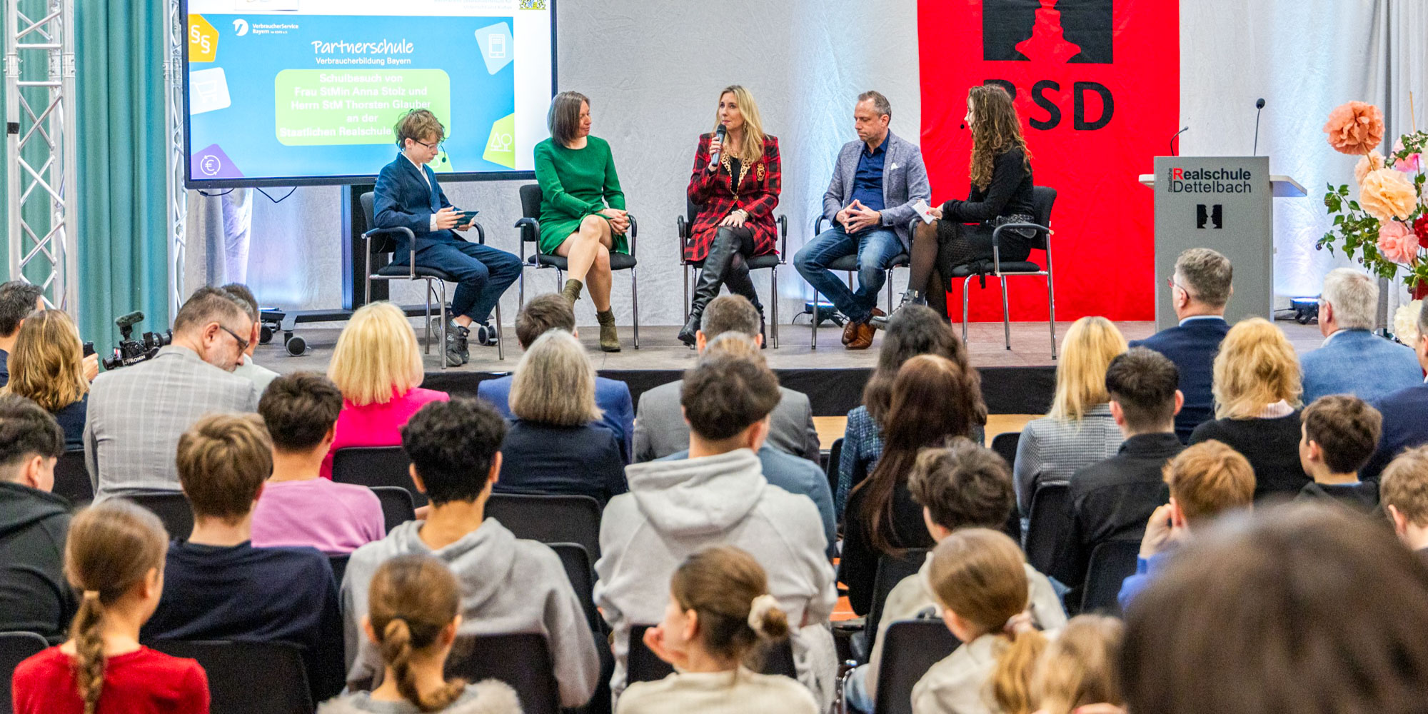 Gruppenbild: Verbraucherschutzminister Glauber mit einer Schulklasse und den Veranstaltenden